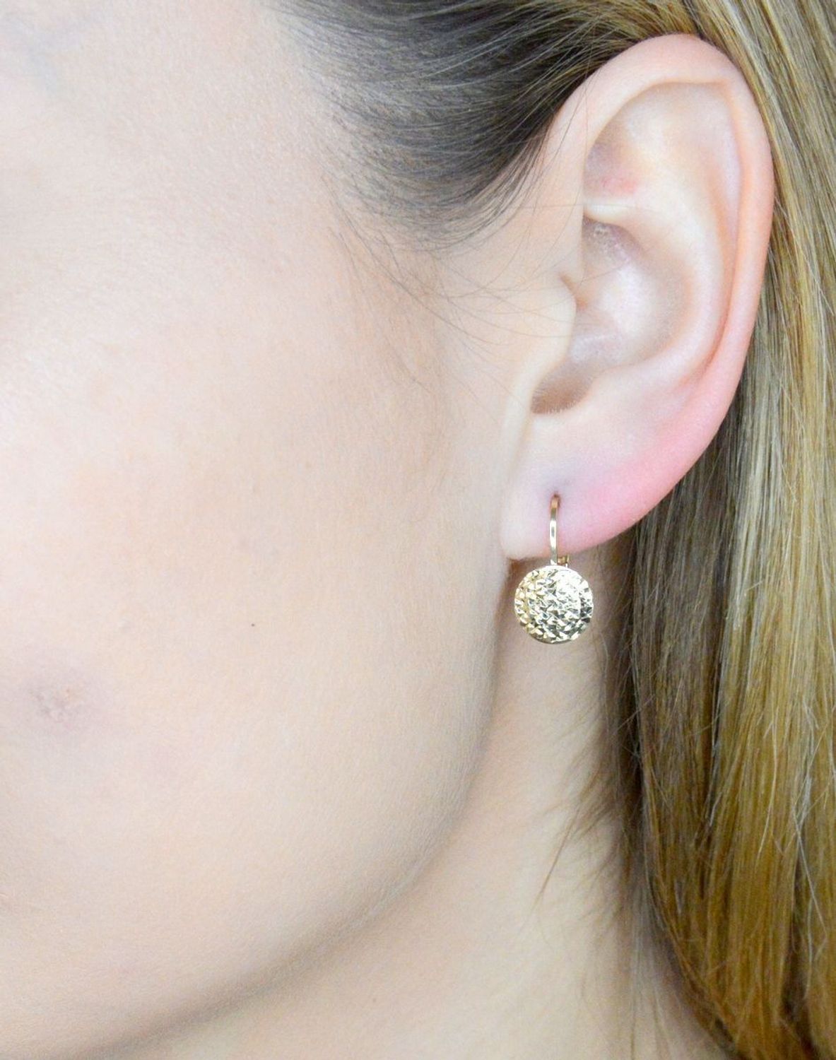 Złote kolczyki 375 wiszące okrągłe blaszki KL 1904 375. Delikatne kolczyki z ozdobnym grawerowaniem na okrągłej blaszce. Kolczyki zostały wykonane z najwyższej jakości próby żółtego złota 375. Kolczyki posiadają wygodne zapięcie na b.jpg